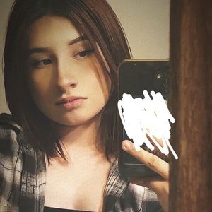 Meet your Posher, Dahlia